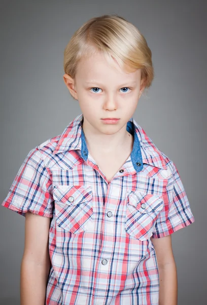 Triste menino rabugento — Fotografia de Stock