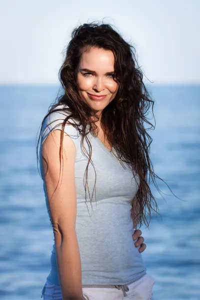 Portrait of attractive woman on beach — Stock Photo, Image