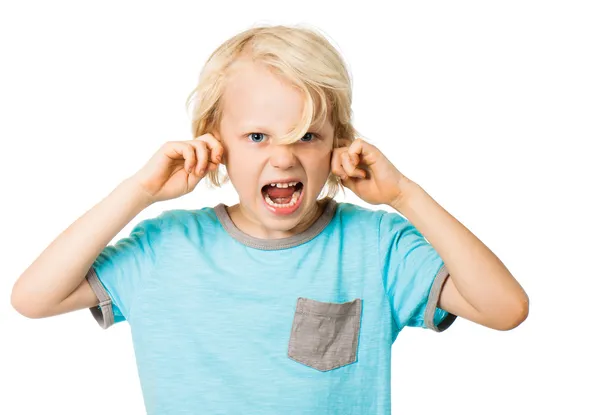 Мальчик кричит и закрывает уши — стоковое фото