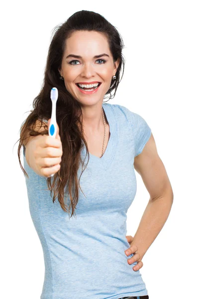 Mujer sonriente sosteniendo cepillo de dientes — Foto de Stock