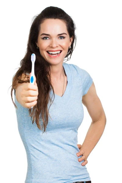 Mujer sonriente sosteniendo cepillo de dientes Imagen de archivo