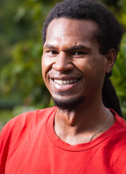 Portret van gelukkig man van Papoea-Nieuw-guinea — Stockfoto