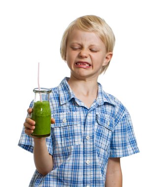 yüz tutan yeşil smoothie çekerek çocuk