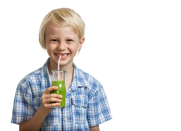 Bonito menino bebendo smoothie verde — Fotografia de Stock