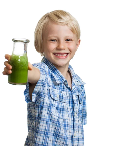 Ευτυχισμένο αγόρι, κρατώντας το μπουκάλι πράσινο smoothie — Φωτογραφία Αρχείου