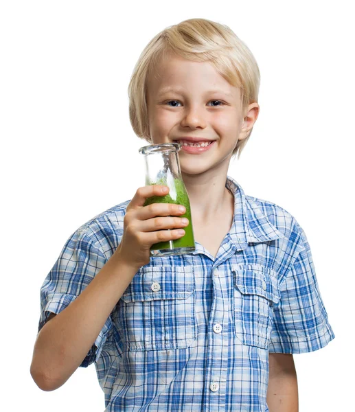 Carino ragazzo con verde frullato oro succo — Foto Stock