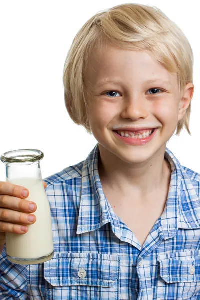 Carino ragazzo con baffi di latte e bottiglia — Foto Stock