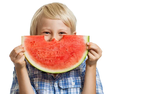 Roztomilý chlapec schovává za juciy vodní meloun — Stock fotografie