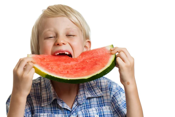 Menino tomando grande mordida de melancia — Fotografia de Stock