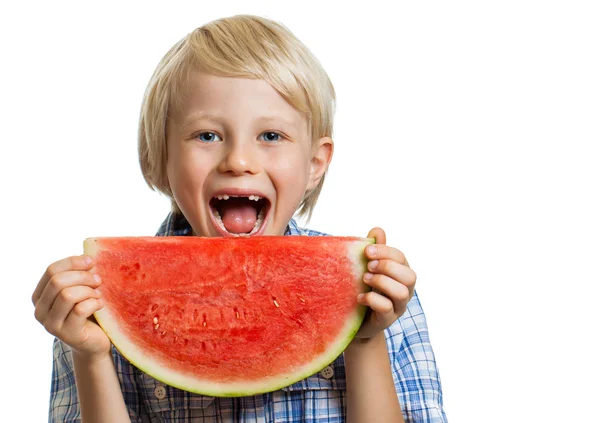 Garçon souriant prenant morsure de melon d'eau — Photo