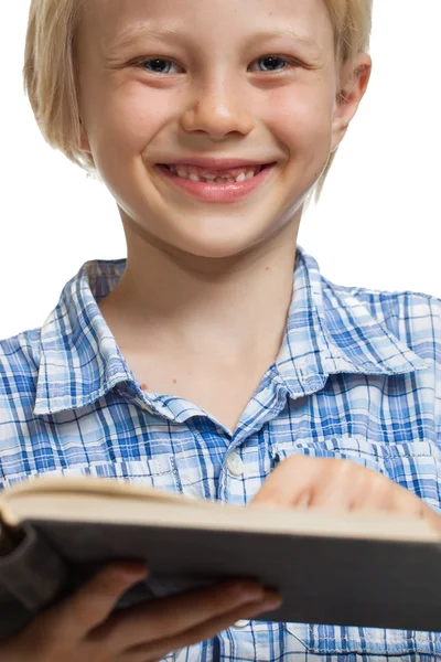 Glücklicher Junge liest Buch — Stockfoto