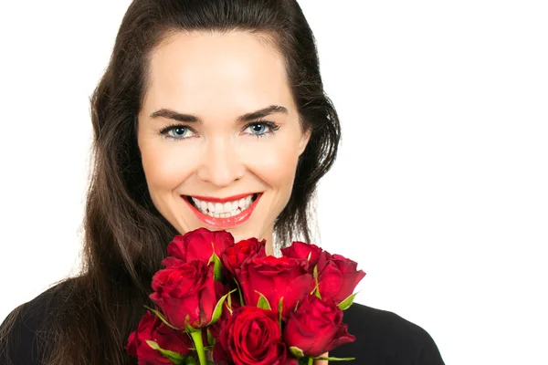 Mulher cheirando um monte de rosas — Fotografia de Stock