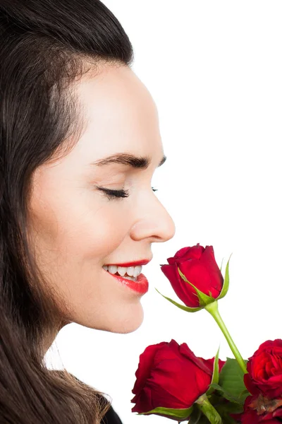 Mujer oliendo una rosa — Foto de Stock