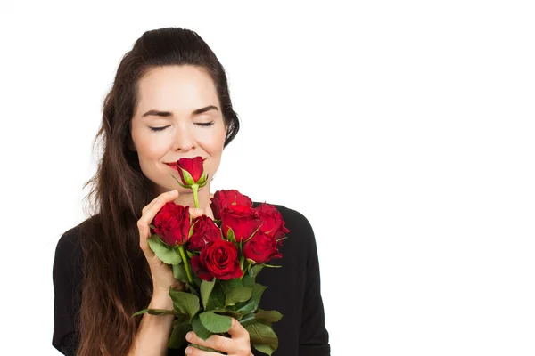 Mujer oliendo racimo de rosas — Foto de Stock