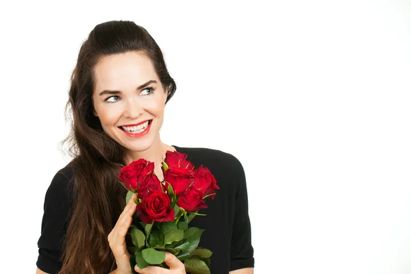 Усміхнена жінка тримає троянди — стокове фото