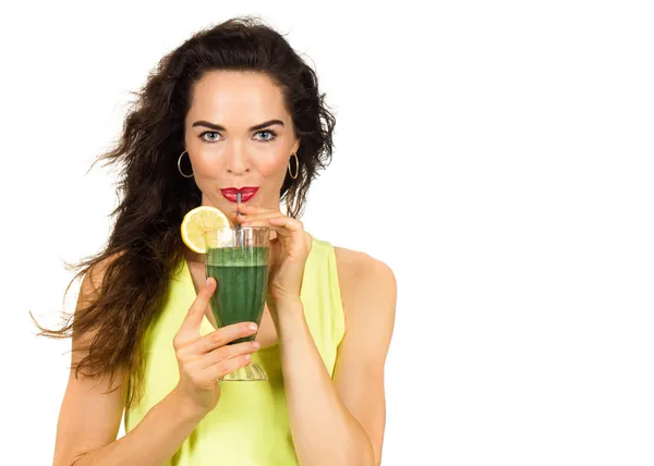 Mulher bebendo um smoothie verde . — Fotografia de Stock