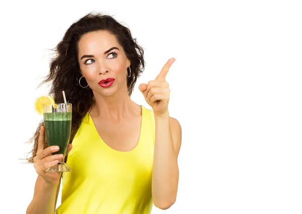 Frau hält grünen Smoothie in der Hand und zeigt — Stockfoto