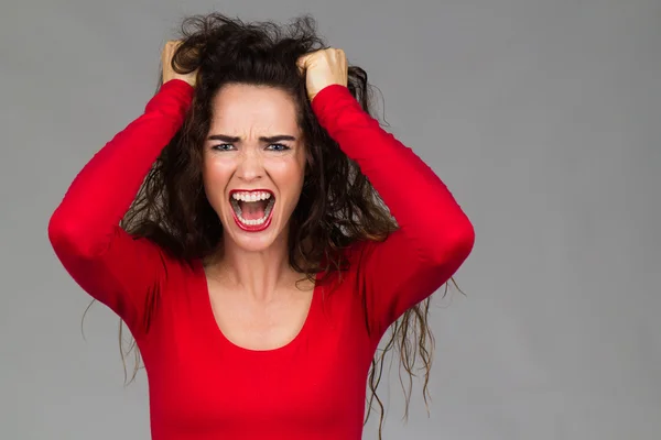 Mycket frustrerad arg kvinna skrikande — Stockfoto