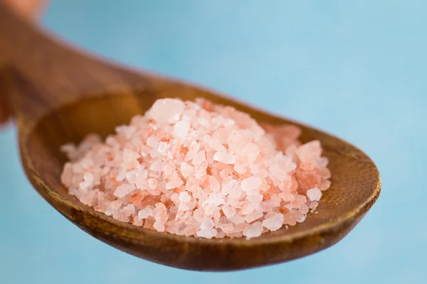 Seasalt em uma colher de madeira — Fotografia de Stock