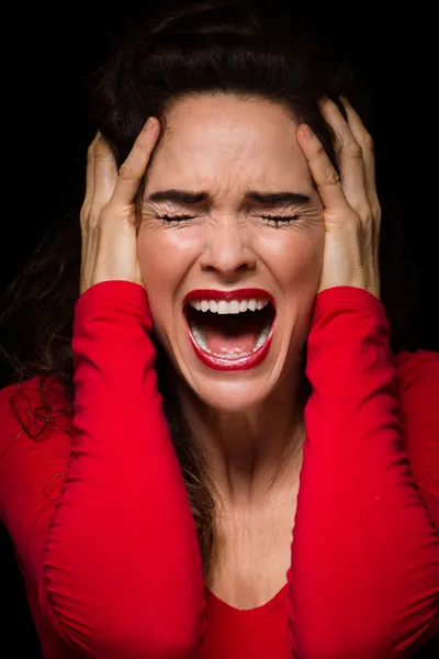 Очень расстроенная, эмоциональная и сердитая женщина — стоковое фото