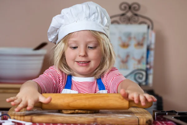 Schattige jonge jongen bakken Stockafbeelding