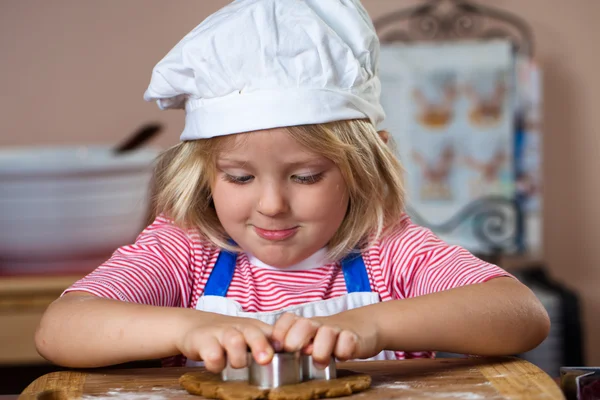 Schattige jongen speculaaspop maken Rechtenvrije Stockafbeeldingen