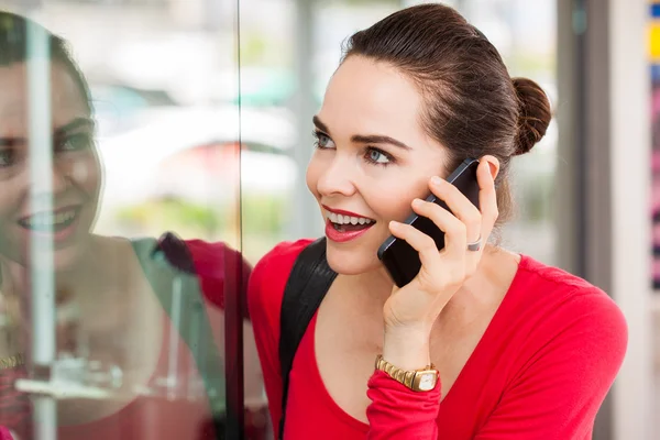 Mulher no telefone janela de compras — Fotografia de Stock