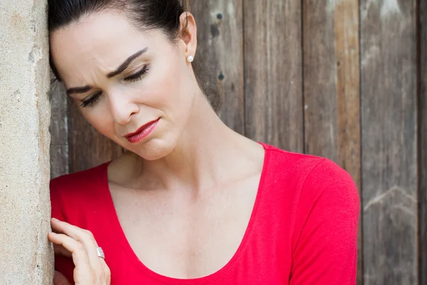 Depresyonda ve üzgün bir kadın — Stok fotoğraf