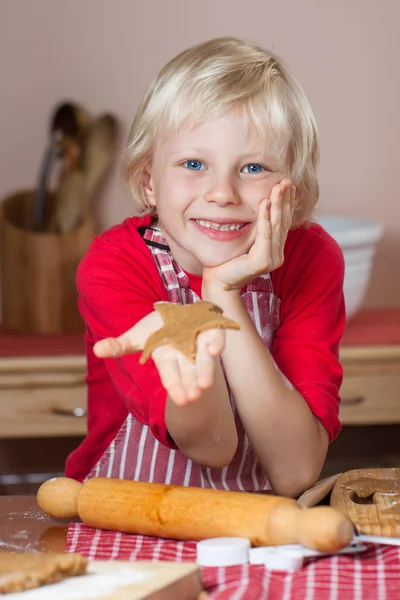 Mignon garçon tenant jusqu'à pain d'épice étoile cookie — Photo