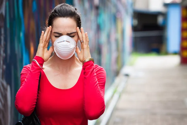 Женщина с головной болью в маске — стоковое изображение Женщина с головной болью в маске Стоковое Изображение