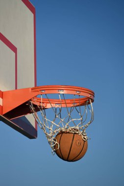 Oyun sahasında açık basketbol potaları