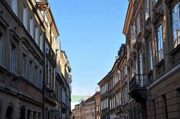 En gata i den gamla stadskärnan i Warszawa — Stockfoto