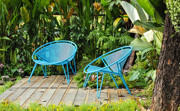 Blå stol i trädgården — Stockfoto