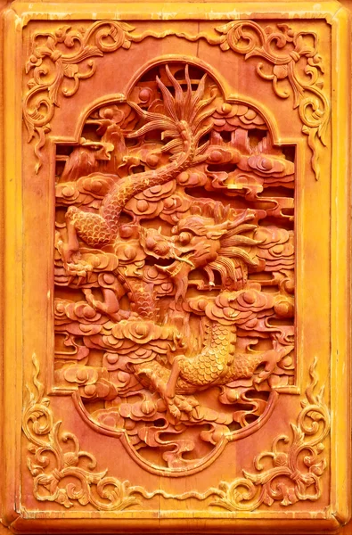 Dragon design sur la porte en bois — Photo