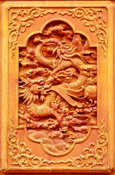 Dragon design sur la porte en bois — Photo