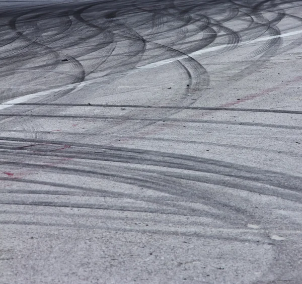 Marcas de neumáticos en la pista de carretera — Foto de Stock