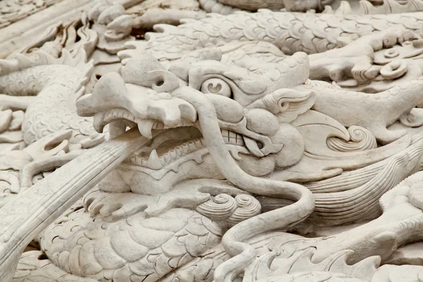 Statue de dragon dans le temple chinois — Photo