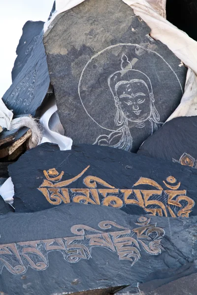 La pila de piedra de hoja tallada oración — Foto de Stock