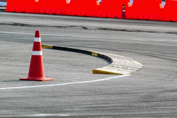 Marcas de neumáticos en la pista de carretera — Foto de Stock