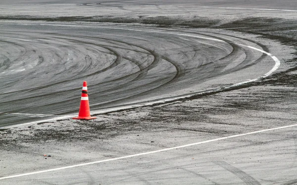 Marcas de neumáticos en la pista de carretera —  Fotos de Stock