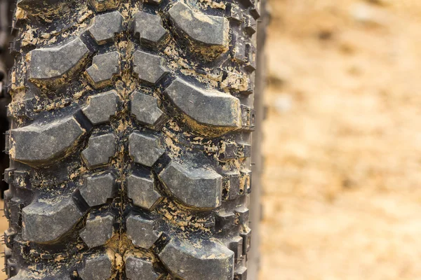 Tread tire coated in mud — Stock Photo, Image