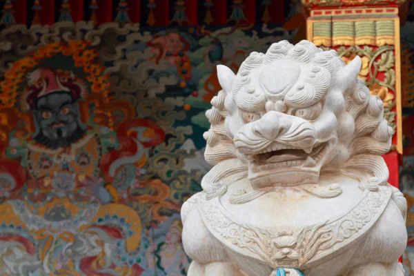 Statue de lion dans le temple chinois — Photo