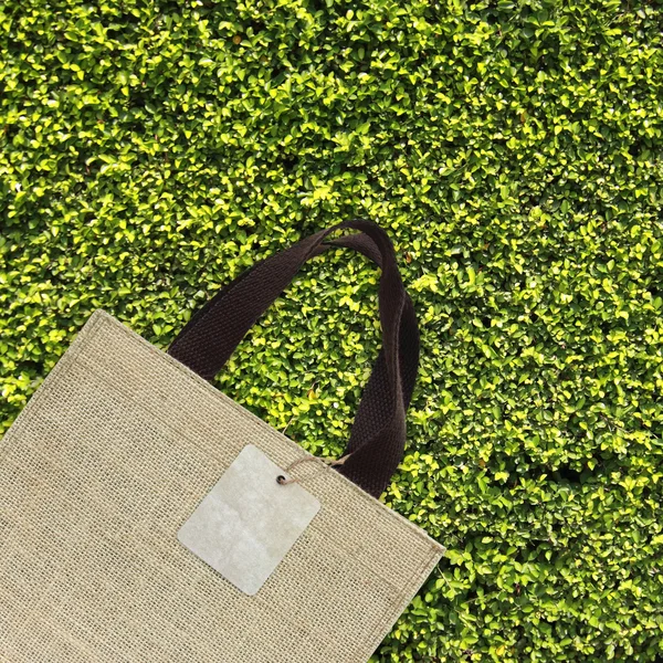 Shoppingväska på gröna blad — Stockfoto