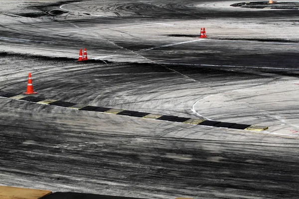 Marcas de neumáticos en la pista de carretera — Foto de Stock