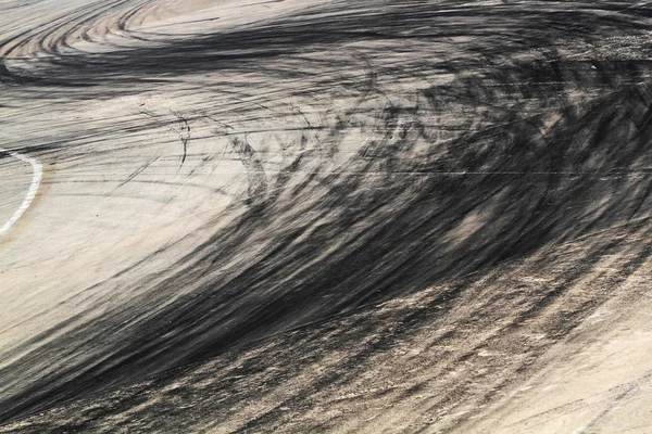 Marcas de pneus na pista de estrada — Fotografia de Stock