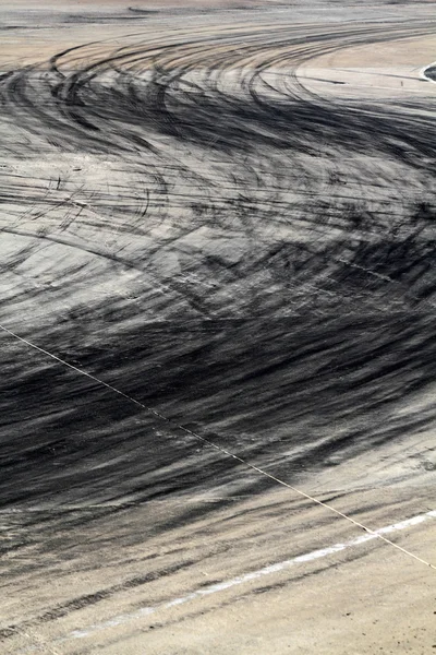 Marcas de pneus na pista de estrada — Fotografia de Stock