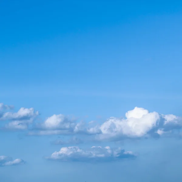 Blå himmel med moln — Stockfoto