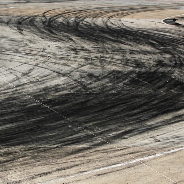 Marcas de neumáticos en la pista de carretera — Foto de Stock