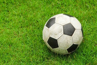 yeşil çim futbol sahası ile Top