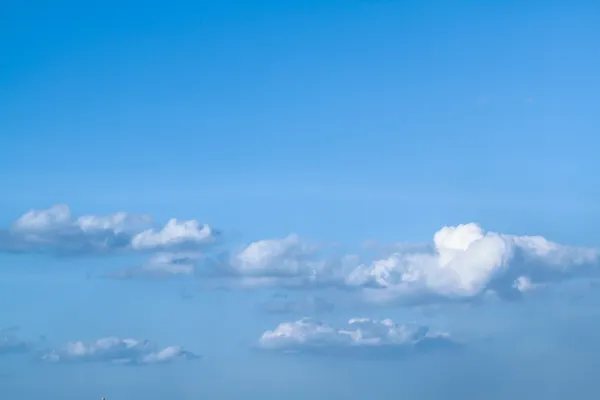 Blå himmel med moln — Stockfoto